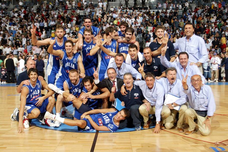 L’Italia impartisce una lezione di basket agli Stati Uniti nel torneo preolimpico giocato a Colonia il 3 agosto 2004: 95-78 il risultato finale, gara senza storia. Gli americani, presuntuosi e supponenti, conoscono la loro peggior sconfitta dall’avvento delle stelle Nba (Castoria)